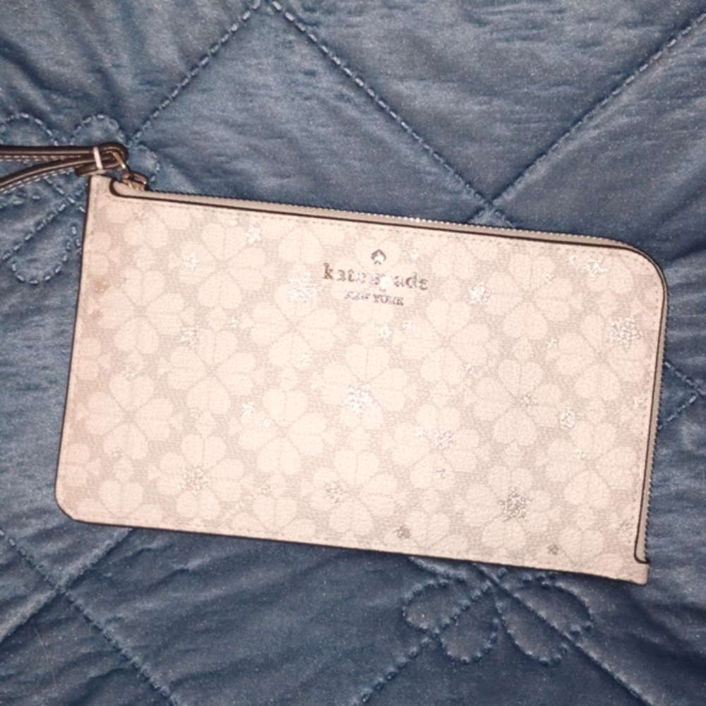 NWOT Kate Spade Lucy Grey Flower w/Silver Patterned Wristlet